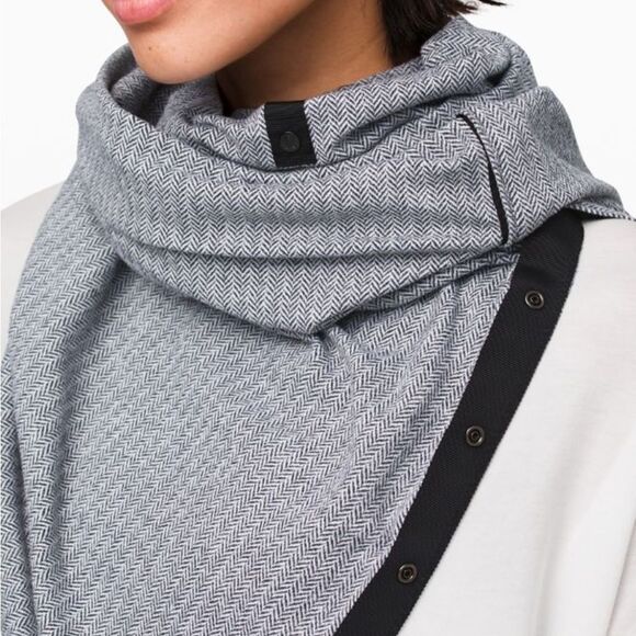 LULULEMON Vinyasa Scarf Black and Gray Herringbone wrap with snaps - Picture 1 of 9